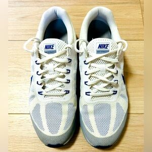 Nike Air Max Dynasty 2 - Size 10
Needs some cleaning - see pics.
